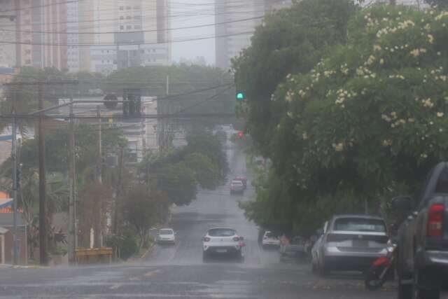 Mesmo com pancada de chuva, temperatura m&aacute;xima na Capital foi de 33&deg;C