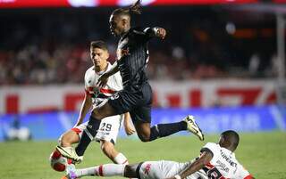 Zagueiro Arboleda (do São Paulo) divindindo bola com o jogador do Bragantino (Foto: Divulgação)