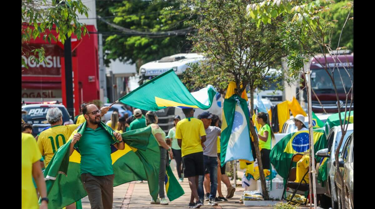 Ato pró-Bolsonaro: ex-presidente usa imagens de multidão para se