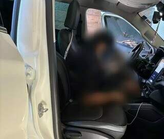 Alvo de atentado dentro de Fiat Toro, antes de ser levado ao hospital (Foto: Direto das Ruas)