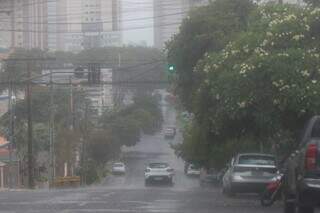 Chuva que caiu na cidade neste sábado, na Rua da Paz (Foto: Henrique Kawaminami)