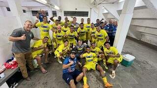 Jogadores do Dourados comemorando vitória no Estádio Arthur Marinho (Foto: Divulgação)