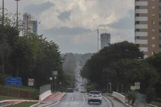 Chuva na Avenida Afonso Pena, em Campo Grande (Foto: Henrique Kawaminami)