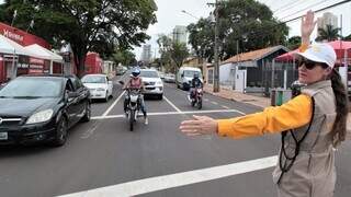 Agente de trânsito conduz fluxo de veículos (Foto: Divulgação)