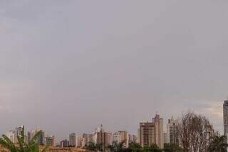 Vista do céu de Campo Grande em foto feita na manhã deste domingo. (Foto: Henrique Kawaminami)