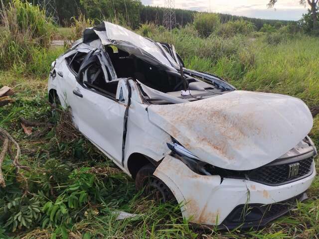 Carro sai da pista, capota v&aacute;rias vezes e motorista fica gravemente ferido 