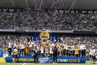 As &#34;brabas&#34; erguem taça na Neo Química Arena, em Itaquera (Foto: Staff Imagens/CBF)