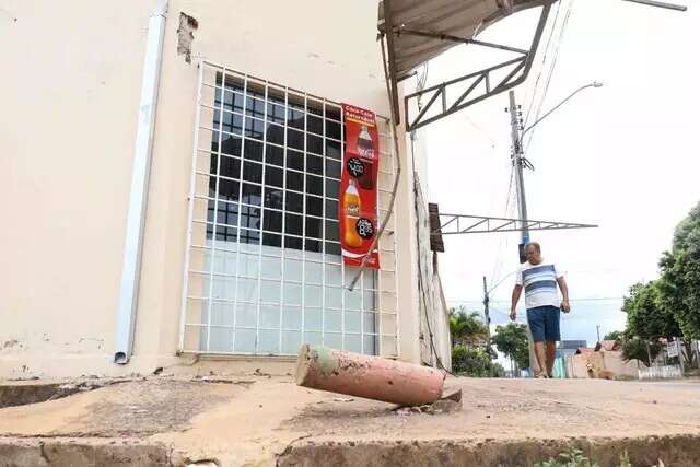 Com estragos deixados por caminh&atilde;o, comerciante ter&aacute; preju&iacute;zos de R$ 5 mil