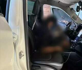 Alvo de atentado dentro de Fiat Toro, antes de ser levado ao hospital (Foto: Direto das Ruas)