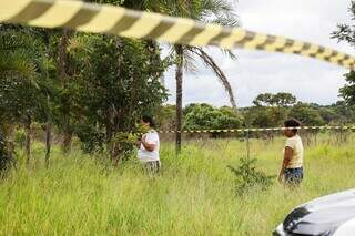 Familiares da vítima acompanhando retirada do corpo do lago. (Foto: Henrique Kawaminami)