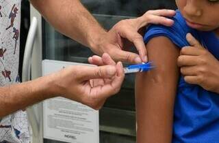 Aplicação de vacina contra dengue em garoto. (Foto: Divulgação PMCG)