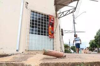 Além das telhas de zinco, base de concreto foi atingida por caminhão que invadiu calçada (Foto: Henrique Kawaminami)