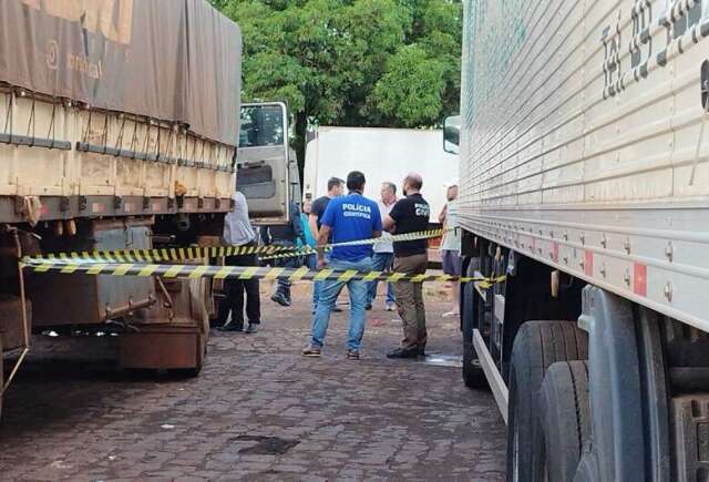 Motorista &eacute; encontrado morto com ferimento profundo na cabe&ccedil;a dentro de carreta 