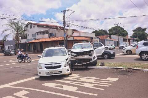 Motorista desvia de caminhão, bate em carro e vai parar no canteiro de avenida