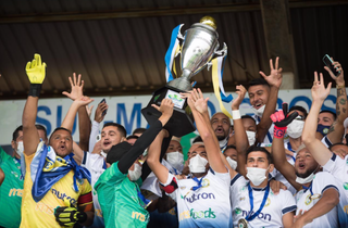 Jogadores do Costa Rica levantando a primeira taça de campeão de MS em 2021 (Foto: Reprodução) 