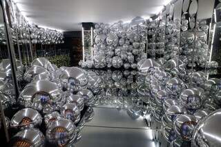 Mais de mil bolas metalizadas e 50m² de espelhos foram usados para estimular os sentidos no hall de entrada. (Foto: Allan Kaiser)