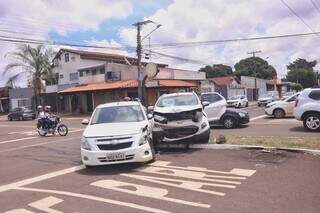 Colisão entre veículos, na Avenida Marquês de Pombal, nesta segunda-feira (Foto: Paulo Francis)