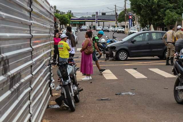 Motociclista &eacute; arremessada ao ser atropelada em 3&ordm; acidente da manh&atilde;