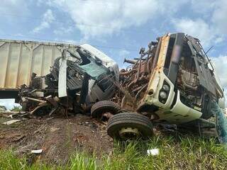 Veículos destruídos em colisão na BR-262, em Três Lagoas. (Foto: Rádio Caçula)