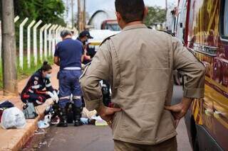 Socorristas durante o socorro ao motociclista, que não resistiu aos ferimentos (Foto: Henrique Kawaminami) 
