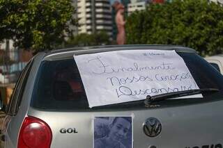 Carro de familiares da vítima com mensagem de protesto (Foto: Marcos Maluf/Arquivo)