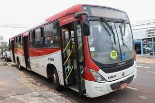 Ônibus da linha 087 envolvido em colisão (Foto: Henrique Kawaminami)