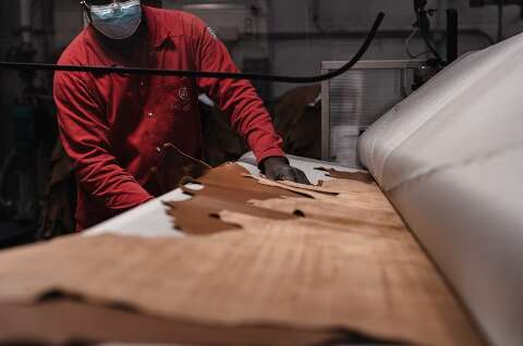Para atrair empregados, indústria de couro oferece até acesso à academia