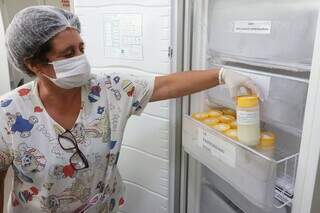 A técnica responsável pela pasteurização Rosimeire Souza Rodrigues, mostra geladeira praticamente vazias (Foto: Divulgação)