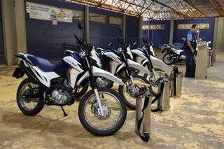 Sesau entregou sete motocicletas e um veículo para mutirão de combate ao mosquito da dengue (Foto: Divulgação PMCG)