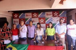 Camila Jara ao centro da mesa, durante coletiva na tarde de ontem no Diretório do PT em Campo Grande.