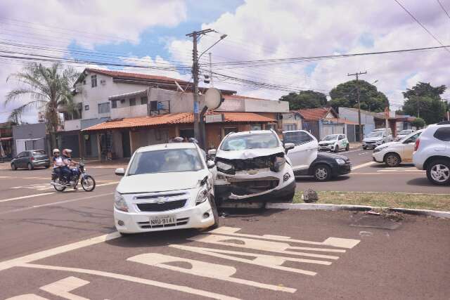 Motorista desvia de caminh&atilde;o, bate em carro e vai parar no canteiro de avenida