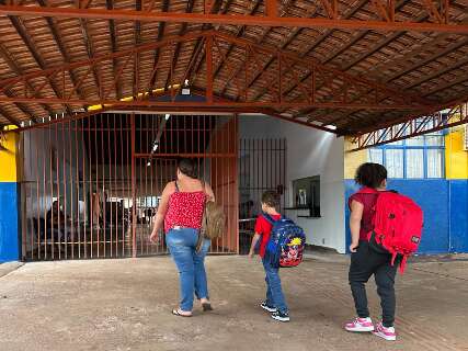 Mãe e filhos dão "de cara" com portão fechado em escola 
