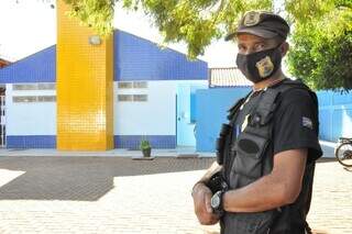 Agente de patrimônio em frente a prédio do município. (Foto: Divulgação/PMCG)