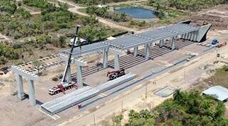 Imagem aérea da construção de pilares da ponte que ligará o Brasil ao Paraguai por meio de Porto Mortinho e Carmelo Peralta, respectivamente (Foto: Divulgação)