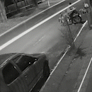 Motorista atinge carro estacionado e esmaga veículo contra poste 