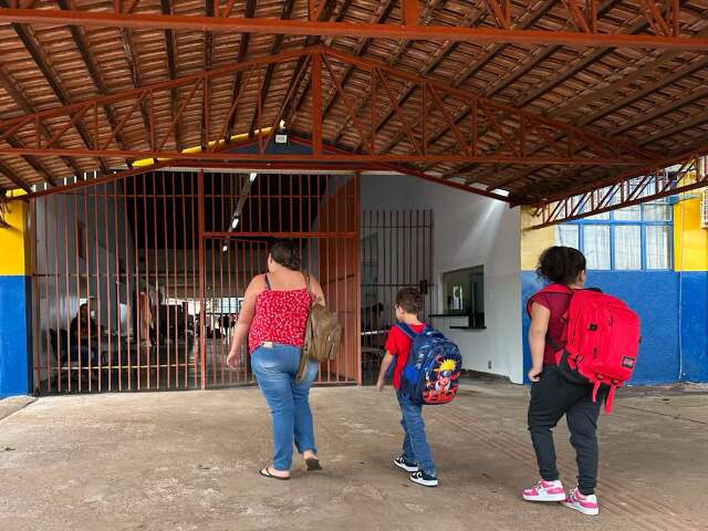 M&atilde;e e filhos d&atilde;o &quot;de cara&quot; com port&atilde;o fechado em escola 