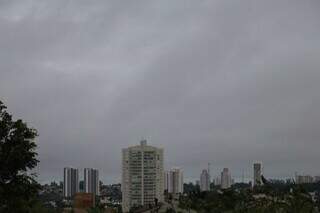 Vista do céu da Capital na manhã desta segunda-feira. (Foto: Henrique Kawaminami)