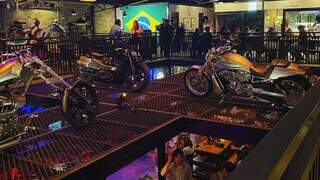 Antiga garagem que abrigava motos do dono virou bar com coleção de veículos. (Foto: Arquivo Pessoal)