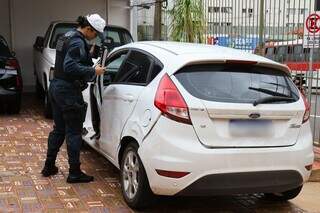 Policial do BPTran analisando Ford Fiesta envolvido no acidente (Foto: Henrique Kawaminami)