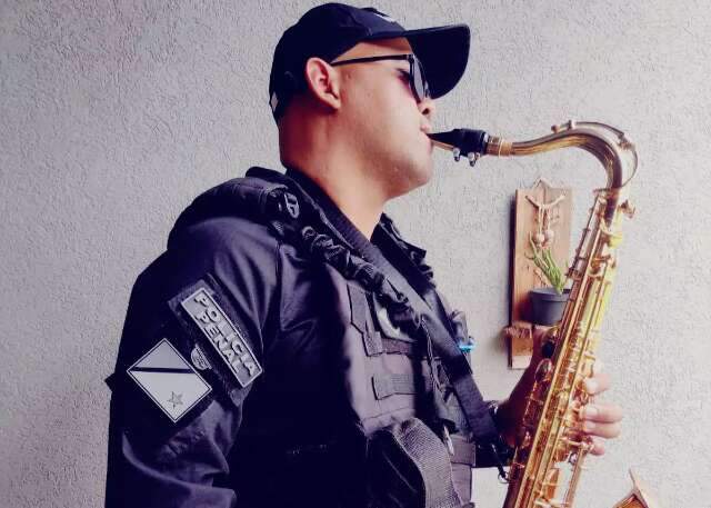 Policial encontrou paz no saxofone e hoje até vizinho pede música