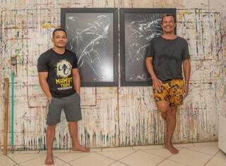 Alandson e o artista Edson Castro ao lado das obras doadas (Foto: Acervo Pessoal)
