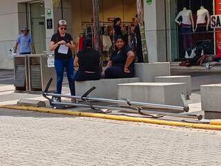 Guard rail quebrado na Rua 14 de Julho, local de maior movimentação no Centro de Campo Grande (Foto: Idaicy Solano)