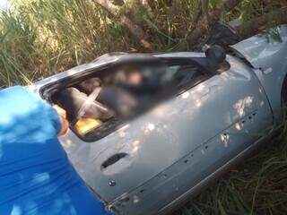 Motorista prensado em carro após acidente em estrada. (Foto: Da Hora Bataguassu)