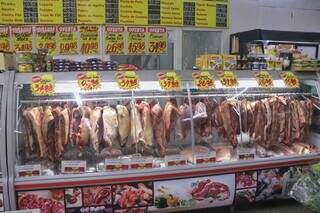 Expositor de carnes em açougue na avenida Júlio de Castilho, onde a maioria dos cortes está em oferta. (Foto: Paulo Francis)