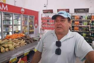 Henrique Martinez, de 57 anos, pesquisa em vários mercados antes de comprar o que precisa (Foto: Paulo Francis)