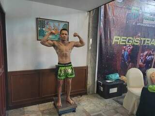 Alandson em pesagem em evento de Muai Thay em 2023 (Foto: Acervo Pessoal) 