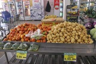 Lado a lado, tomate e batata lavava estão sendo vendidas a R$ 8,99 o quilo (Foto: Paulo Francis)