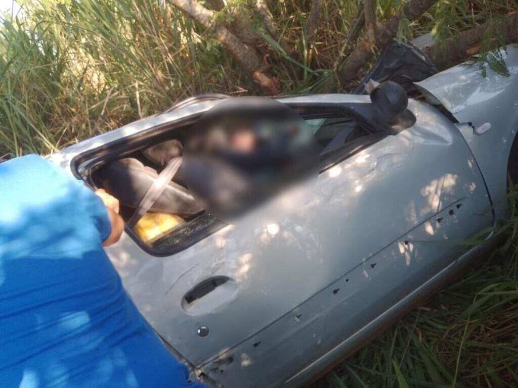 Motorista Fica Prensado Em Carga De Contrabando Após Bater Carro Em