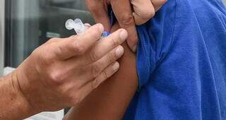 Criança sendo vacinada em unidade de saúde de Campo Grande (Foto: Divulgação/Prefeitura de Campo Grande)  