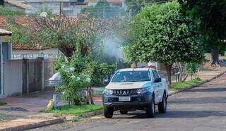 Fumacê borrifa inseticida em bairro da Capital (Foto: Divulgação)